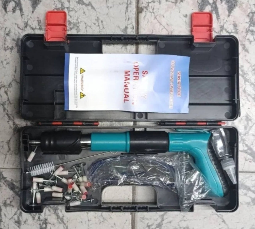 Pistolj sa priborom u setu za zakivanje eksera - set u koferu...