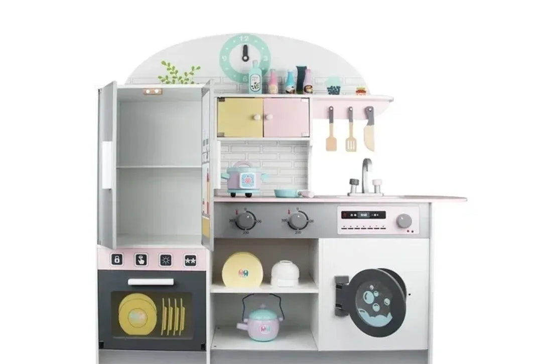 Decija kuhinja - velika drvena sa hladnjakom...