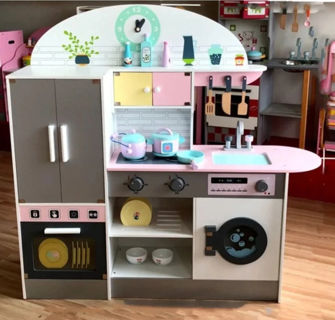 Decija kuhinja - velika drvena sa hladnjakom...